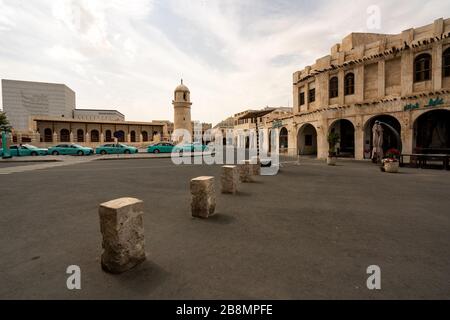 Souq Waqif, Doha (Qatar), vide un jour avant que les autorités n'aient annoncé l'interdiction des rassemblements dans les espaces publics qui tentaient de contenir l'éclosion de la COVID-19 Banque D'Images