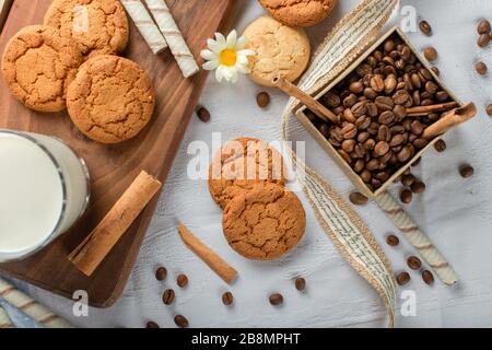 Biscuits au gruau avec un verre de lait et une boîte à grains de café. Vue de dessus Banque D'Images