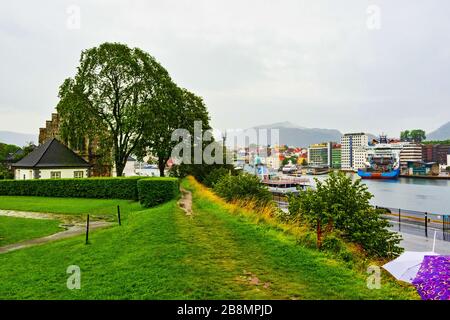 Vue sur la baie de Vågen au centre de la ville de Bergen dans le comté de Vestland, Norvège.port central du centre-ville, et le centre de la ville Banque D'Images