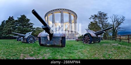 Les canons Ansaldo 105/28 de la batterie Battisti et le mausolée de Cesare Battisti. DOSS trente, trente, Trento, Trentin-Haut-Adige, Italie, Europe. Banque D'Images