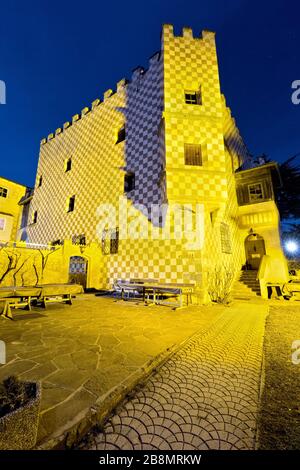 Le château de Friedburg à Colma était une station de douane le long de la route impériale qui, au Moyen âge, a atteint Bolzano. Ponte Gardena, Tyrol du Sud, Italie. Banque D'Images