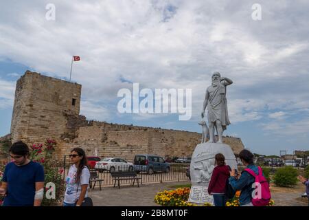 Sinop/Turquie - 04 août 2019 : statue de Diogenes, célèbre philosophe grec ancien né à Sinop au 5ème siècle avant J.-C. Forteresse de Sinop en arrière-plan. Banque D'Images