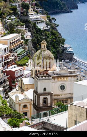 En regardant vers le bas sur l'église Santa Maria Assunta, Positano, Campanie, Italie. Banque D'Images