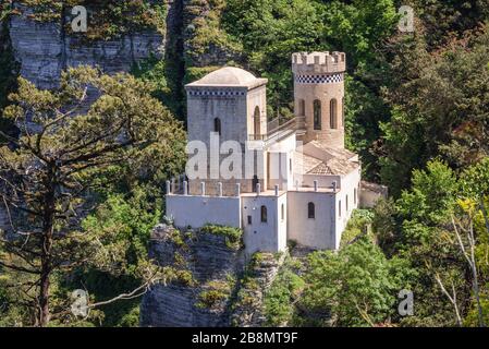 Torretta Pepoli - petit château construit en 1870 par le comte Agostino Pepoli dans la ville historique d'Erice sur un Mont Erice dans la province de Trapani en Sicile, Italie Banque D'Images