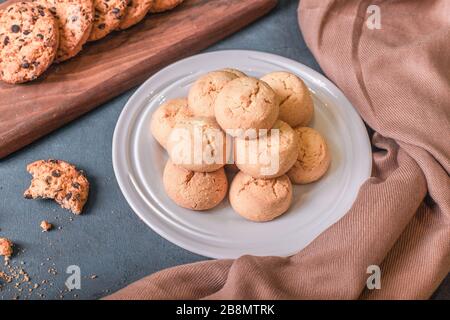 Biscuits au beurre dans un plateau blanc sur la table bleue Banque D'Images