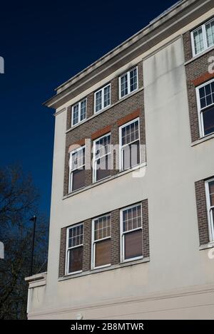 Détails de la fenêtre sur 1 - 11 Gregory House, Stanley Gardens, East Acton, London, W3 7 RZ Banque D'Images