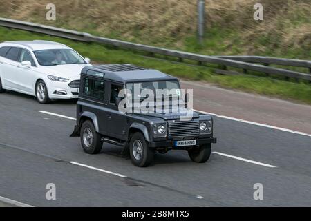 MM14HNG 2014 Land Rover Defender 90 X TD Grey LCV Diesel roulant sur l'autoroute M 6 près de Preston dans Lancashire, au Royaume-Uni Banque D'Images