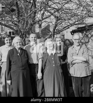 1959, historique, groupe de personnes âgées, peut-être une famille de grands-parents et oncles et tantes, debout ensemble pour une photo, Angleterre, Royaume-Uni. Banque D'Images