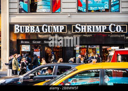Chaîne de restaurants de fruits de mer américains, Bubba Gump Shrimp Co. Vue à Midtown Manhattan. Banque D'Images