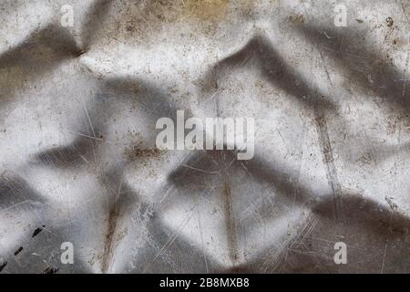 Texture de la tôle d'aluminium froissée. Ancien arrière-plan abstrait, gros plan Banque D'Images