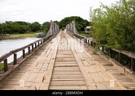 Pont au-dessus de la rivière Miranda dans le Passo do Lontra, Corumbá, Mato Grosso do Sul, Brésil Banque D'Images