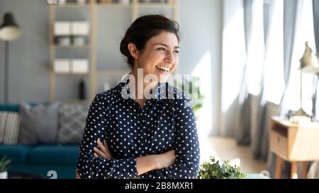 La tête a tiré une femme indienne souriante avec des bras croisés rêvant Banque D'Images