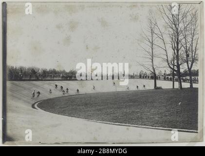 Série 'Bois de Vincennes', Vélodrome, 12ème arrondissement, Paris. Série 'Bois de Vincennes', vélodrome, Paris (XIIème arr.). Photo de R. Schwartz. Rage au gélatino-bromure d'argent, vers 1900. Paris, musée Carnavalet. Banque D'Images