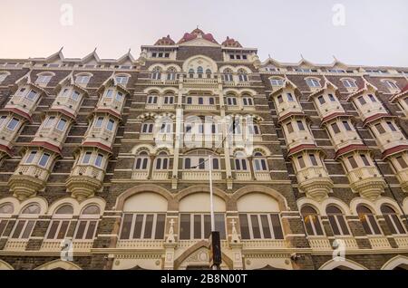 MUMBAI, INDE – DEC. 8, 2019 : vue de face du Taj Mahal Palace Hotel. C'est un hôtel de luxe 5 étoiles au Maharashtra. Banque D'Images