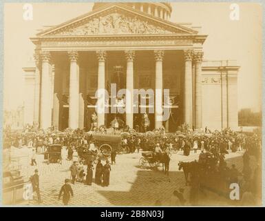 Funérailles de Victor Hugo: Vue de l'entrée du Panthéon de la place du Panthéon 'Funilles de Victor Hugo: vue de l'entrée du Panthéon du Panthéon dépuis la place du Panthéon'. Photographie anonyme. Rage sur papier alluminé, après restauration. Paris (Vème arr.), 1 er juin 1885. Maison de Victor Hugo. Banque D'Images