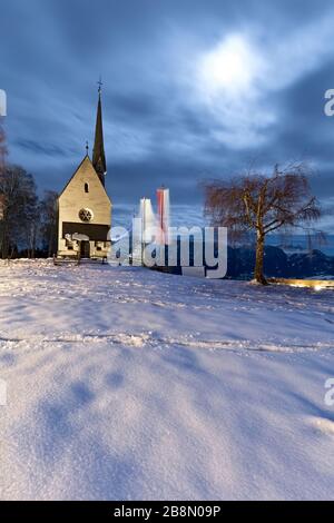 L'église de Santa Croce a été construite en 1896 et son clocher a 33 mètres de haut. Camminata/Kematen, plateau de Renon, Tyrol du Sud, Italie. Banque D'Images