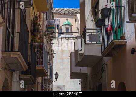 Rue étroite dans la partie historique de Trapani ville sur la côte ouest de la Sicile en Italie Banque D'Images