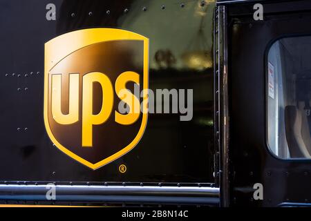 New York City, États-Unis. 20 février 2020. Société américaine multinationale de livraison de colis et de gestion de la chaîne d'approvisionnement, logo United Parcel Service ou UPS visible sur un véhicule de livraison. Crédit: Alex Tai/SOPA Images/ZUMA Wire/Alay Live News Banque D'Images