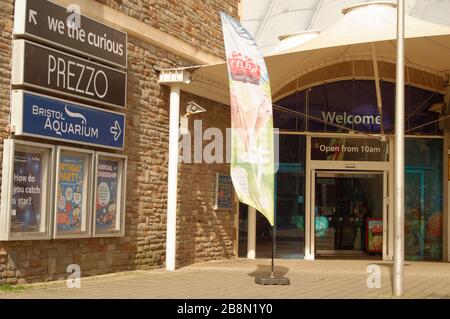 Entrée de l'aquarium de Bristol à Anchor Square près du bassin versant, par une journée ensoleillée au printemps Banque D'Images