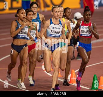 DOHA - QATAR - SEP 27: Renelle Lamote (FRA), Lynsey Sharp (GB & ni) et Rose Mary Almanza (CUB) en compétition dans les chauffes de 800 m des femmes au cours de la première journée Banque D'Images