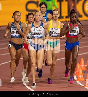 DOHA - QATAR - SEP 27: Renelle Lamote (FRA), Lynsey Sharp (GB & ni) et Rose Mary Almanza (CUB) en compétition dans les chauffes de 800 m des femmes au cours de la première journée Banque D'Images