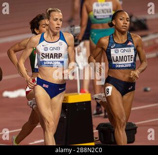 DOHA - QATAR - SEP 27: Renelle Lamote (FRA) et Lynsey Sharp (GB & ni) en compétition dans les chauffes des femmes de 800 m pendant le jour un des 17ème IAAF World Athletics Banque D'Images