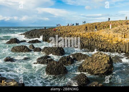 La chaussée des Géants est une zone d'imbrication de colonnes de basaltes volcaniques hexagonales sur la côte nord du comté d'Antrim, en Irlande du Nord, au Royaume-Uni. Banque D'Images