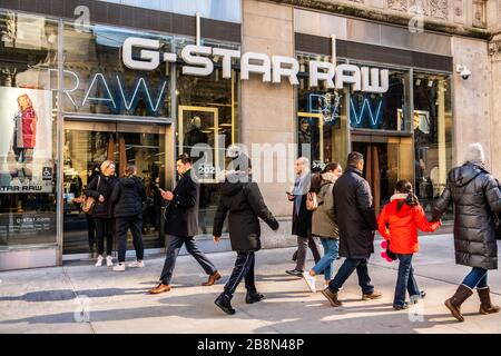 Les pietons traversent une entreprise neerlandaise de vetements de marque G Star RAW Store a New York City Photo Stock Alamy