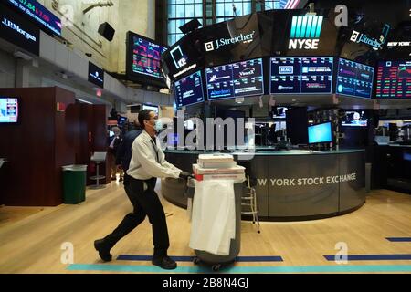 New York, NY, États-Unis. 20 mars 2020. Un dépositaire nettoie le plancher de la Bourse de New York le 20 mars 2020 à New York. Bryan R. Smith pour The New York Times Credit: Bryan Smith/ZUMA Wire/Alay Live News Banque D'Images