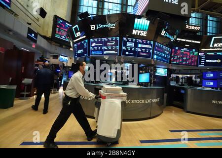New York, NY, États-Unis. 20 mars 2020. Un dépositaire nettoie le plancher de la Bourse de New York le 20 mars 2020 à New York. Bryan R. Smith pour The New York Times Credit: Bryan Smith/ZUMA Wire/Alay Live News Banque D'Images