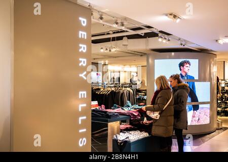 New York City, États-Unis. 20 février 2020. Des clients d'une marque américaine de vêtements de mode design Perry Ellis stallt dans un grand magasin Macy à New York. Crédit: Alex Tai/SOPA Images/ZUMA Wire/Alay Live News Banque D'Images