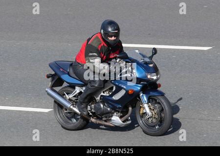 Pilote de moto Honda VTR1000 F ; circulation automobile, transport à deux roues, véhicules modernes, motocyclettes, véhicules, routes, motos, motocyclettes, motocyclistes à moteur sur l'autoroute   Chorley, Royaume-Uni Banque D'Images