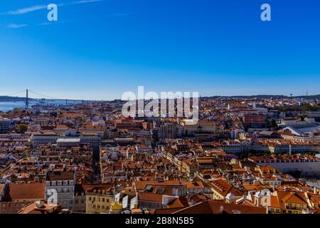 Vue panoramique sur Lisbonne depuis le château de São Jorge. Banque D'Images