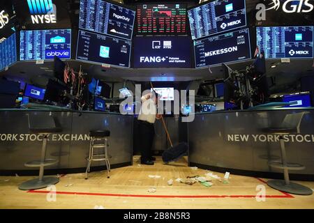 New York, NY, États-Unis. 20 mars 2020. Un dépositaire nettoie le plancher de la Bourse de New York le 20 mars 2020 à New York. Bryan R. Smith pour The New York Times Credit: Bryan Smith/ZUMA Wire/Alay Live News Banque D'Images