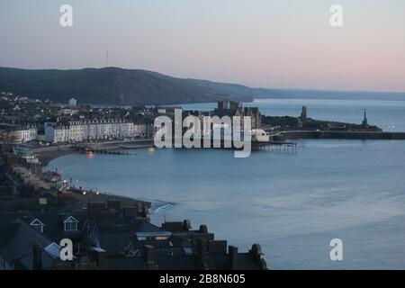 Aberystwyth, Pays de Galles, Royaume-Uni. 22 mars 2020. UK Météo coucher de soleil à Aberystwyth une silhouette d'un chien Jack Russell crédit: mike davies/Alay Live News Banque D'Images