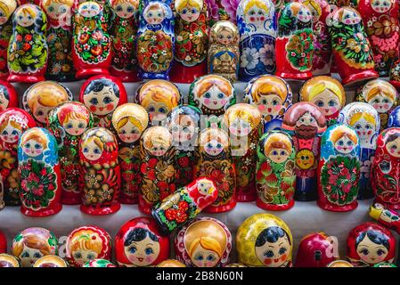 Poupées Matryoshka en vente sur un marché aux puces au centre de Chisinau, capitale de la République de Moldova Banque D'Images