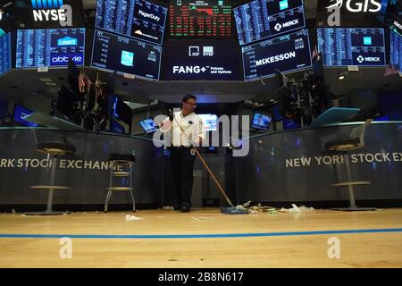 New York, NY, États-Unis. 20 mars 2020. Un dépositaire nettoie le plancher de la Bourse de New York le 20 mars 2020 à New York. Bryan R. Smith pour The New York Times Credit: Bryan Smith/ZUMA Wire/Alay Live News Banque D'Images
