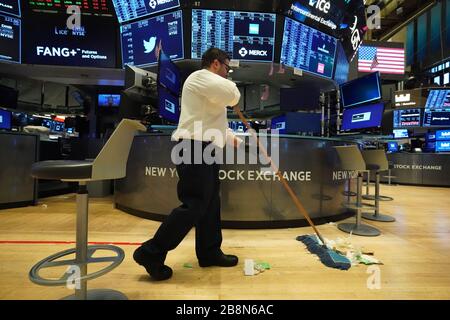 New York, NY, États-Unis. 20 mars 2020. Un dépositaire nettoie le plancher de la Bourse de New York le 20 mars 2020 à New York. Bryan R. Smith pour The New York Times Credit: Bryan Smith/ZUMA Wire/Alay Live News Banque D'Images