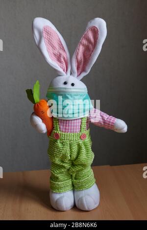 Lapin de Pâques portant un masque médical. Coronavirus. Banque D'Images