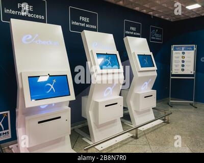 Athènes, Grèce - 11 février 2020: Une machine d'enregistrement en libre-service et un accès Internet gratuit dans le terminal principal de l'aéroport international d'Athènes Banque D'Images