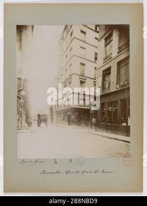 Bâtiments 73 et 75 rue de la Verrerie, tournage de la rue du Renard à Paris (quatrième arr.) Immeuble, 73 et 75 rue de la Verrerie, vue pry de la rue du Renard, Paris (IVème arr.). 1898. Union photographique française. Paris, musée Carnavalet. Banque D'Images