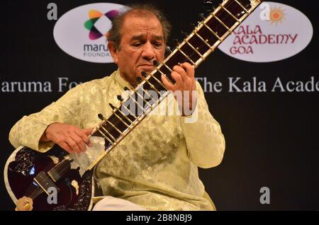 Hindustani Classique Sitar Maestro Ustad Usman Khan se produit au 'sitar Hi Zindagi Hai', le 4ème concert commémoratif Ustad Abdul Karim Khan à Panaji, Goa Banque D'Images