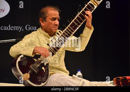 Hindustani Classique Sitar Maestro Ustad Usman Khan se produit au 'sitar Hi Zindagi Hai', le 4ème concert commémoratif Ustad Abdul Karim Khan à Panaji, Goa Banque D'Images