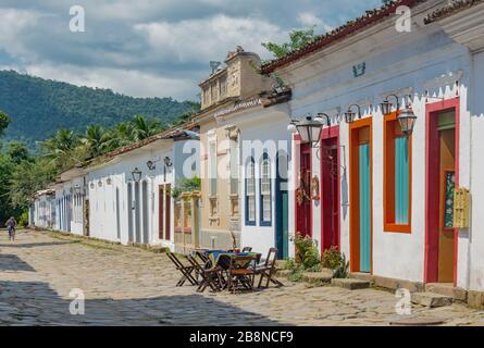 Paysage urbain avec maisons colorées et trottoirs pavés à Paraty, Rio de Janeiro, Brésil. Le centre colonial préservé de la ville a été inclus o Banque D'Images