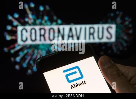 Chine. 20 mars 2020. Dans cette photo, le logo Abbott, de la société américaine de soins médicaux et de santé, est affiché sur un smartphone avec un modèle d'ordinateur du coronavirus COVID-19 en arrière-plan. Crédit: Burul Chukrut/SOPA Images/ZUMA Wire/Alay Live News Banque D'Images