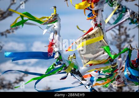 La prière bouddhiste des lumières en hiver, en journée ensoleillée à l'île Ogoy, au lac Baikal, en Russie Banque D'Images