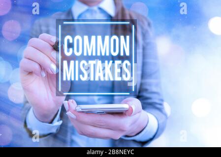 Signe texte montrant les erreurs les plus courantes. Texte photo d'affaires des actions qui sont souvent utilisés de façon interchangeable avec l'erreur Banque D'Images