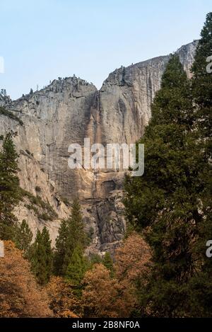 Vue sur les chutes de Yosemite depuis la vallée, dans l'Autum, avec rochers secs, Californie, États-Unis, gros plan Banque D'Images