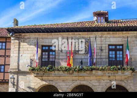 Hôtel de ville sur la Plaza Mayor - place principale à Santillana del Mar ville historique située dans la communauté autonome de Cantabrie dans le nord de l'Espagne Banque D'Images