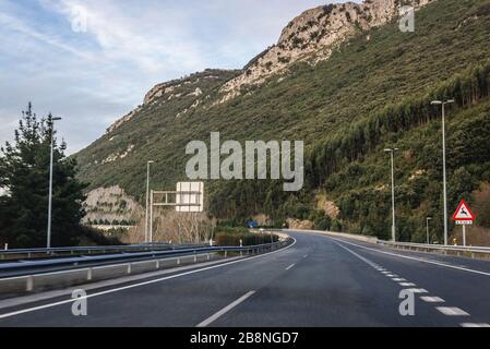 Autoroute Autovia A-8 près d'Islares dans la municipalité de Castro Urdiales dans la communauté autonome de Cantabrie dans le nord de l'Espagne Banque D'Images